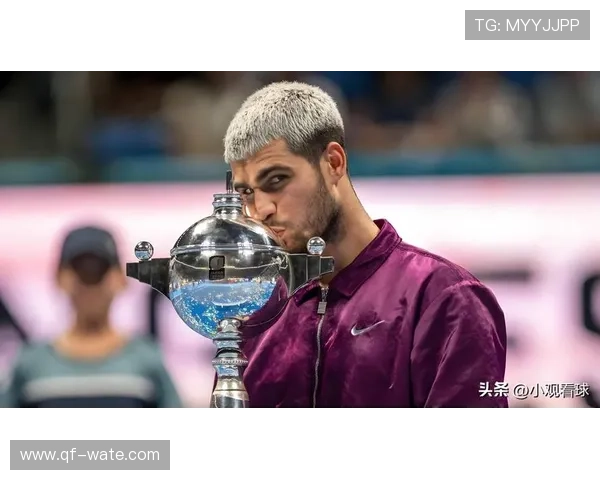 网球巨星历经激烈角逐最终捧起冠军奖杯，赛季收官战带来无限精彩