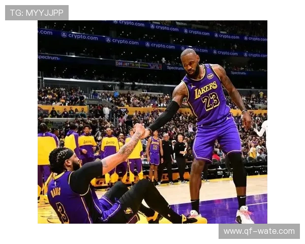 NBA最新动态：詹姆斯领衔湖人逆转胜勇士 探讨未来赛季球队战略调整